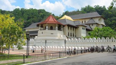 The Temple of the Tooth in Kandy under a blue sky