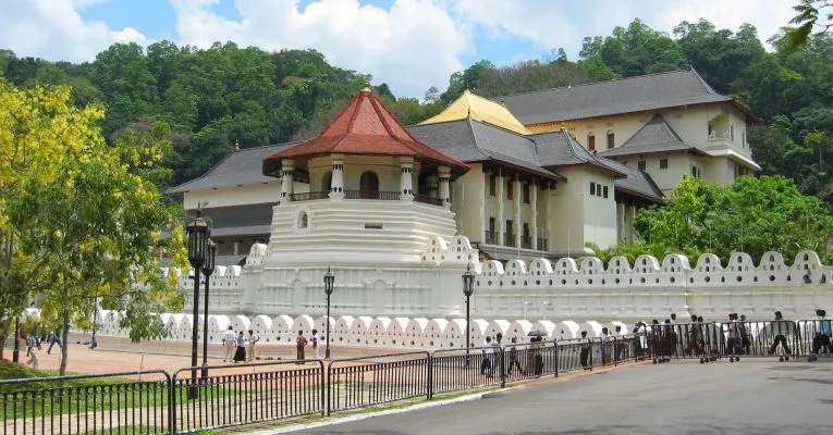 The Temple of the Tooth in Kandy under a blue sky