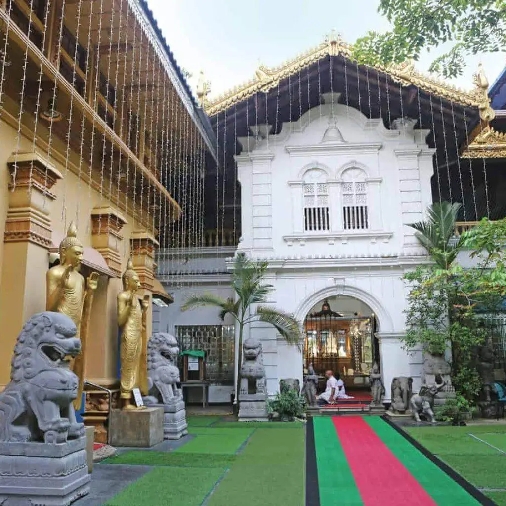 Courtyard of the Gangaramaya Temple in Colombo with stone lion statues