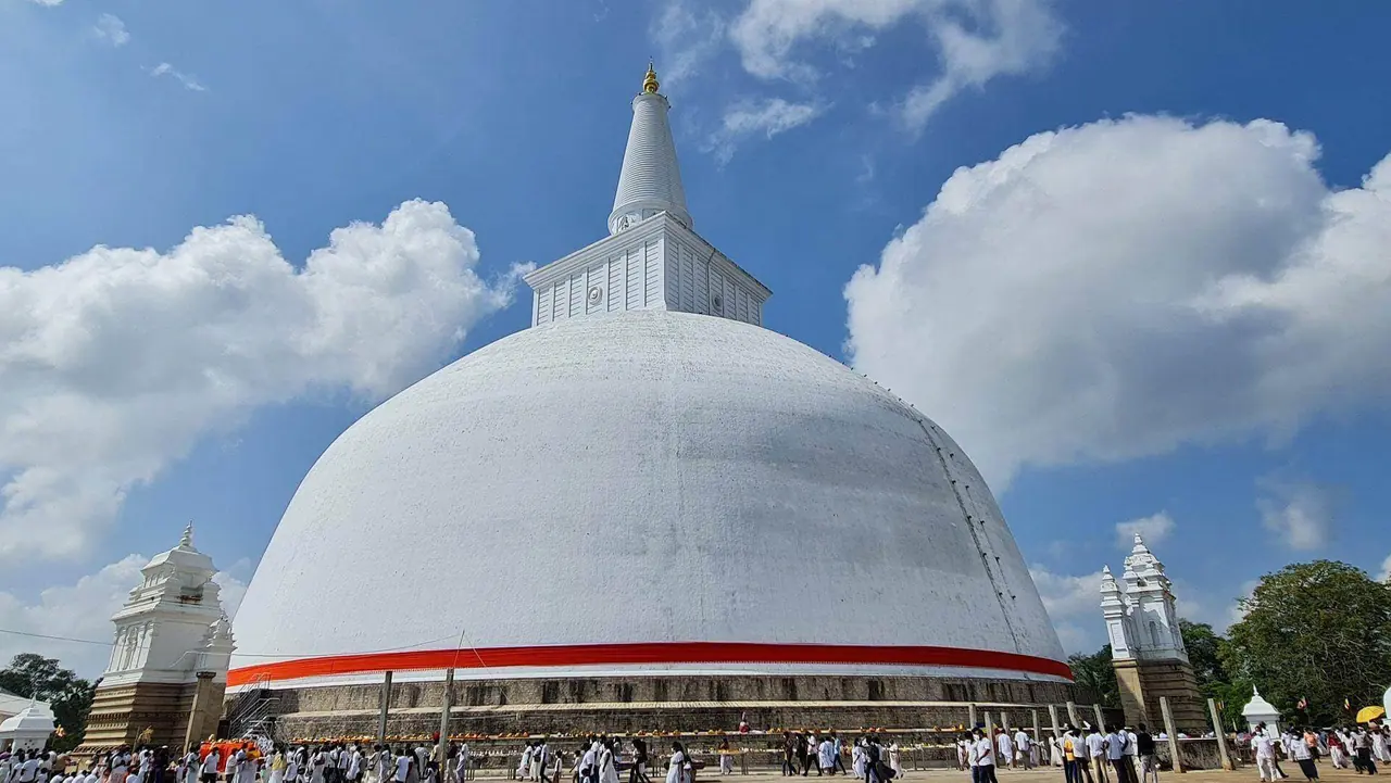Discover Ruwanwelisaya in Anuradhapura